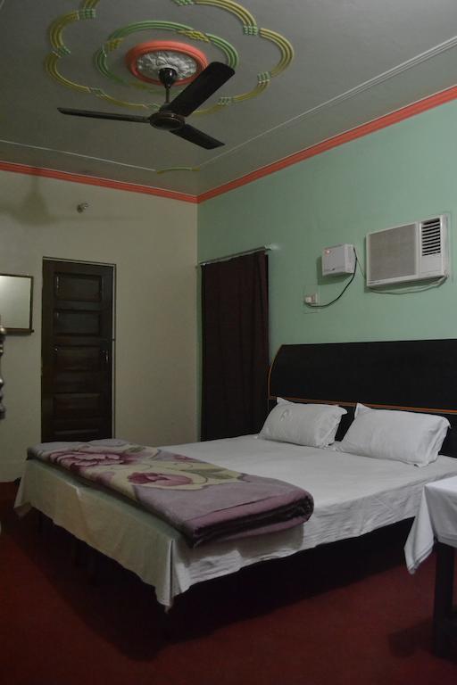 Hotel Sandeep Варанаси Номер фото