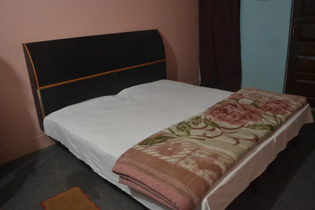 Hotel Sandeep Варанаси Экстерьер фото