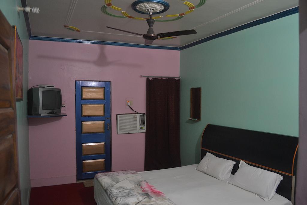 Hotel Sandeep Варанаси Экстерьер фото