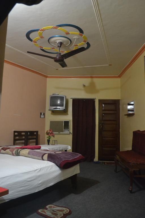 Hotel Sandeep Варанаси Экстерьер фото